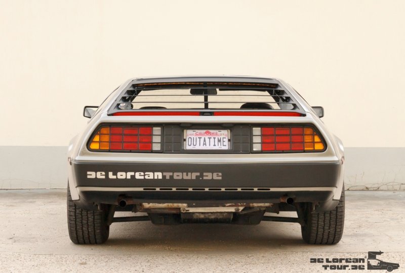 Originaler Delorean DMC 12 mit diversen Filmutensilien (11)
