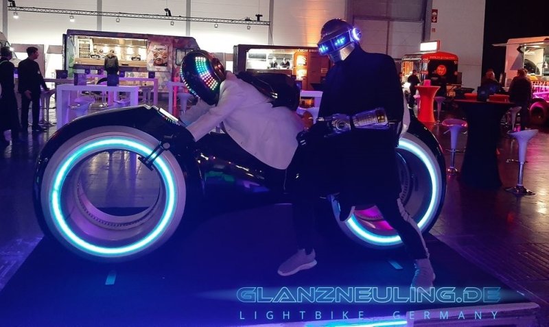 Party futurebike mit helmen human robotics