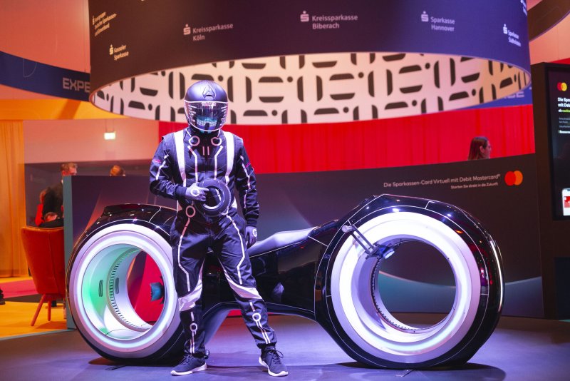 Lightbike im TRON Design mit Walking Act Futre Biker im Bladerunner Look mieten