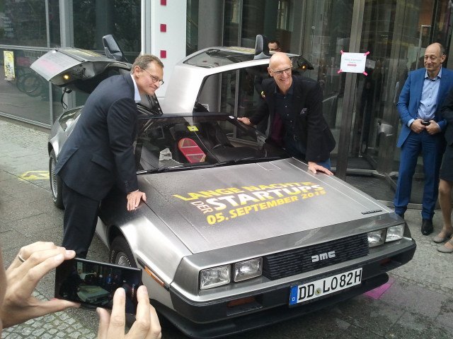 Originaler Delorean DMC 12 mit diversen Filmutensilien (16)